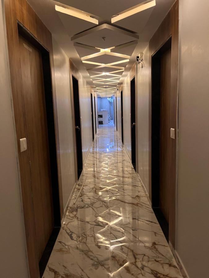 Hotel Krishna Ahmadábád Kültér fotó