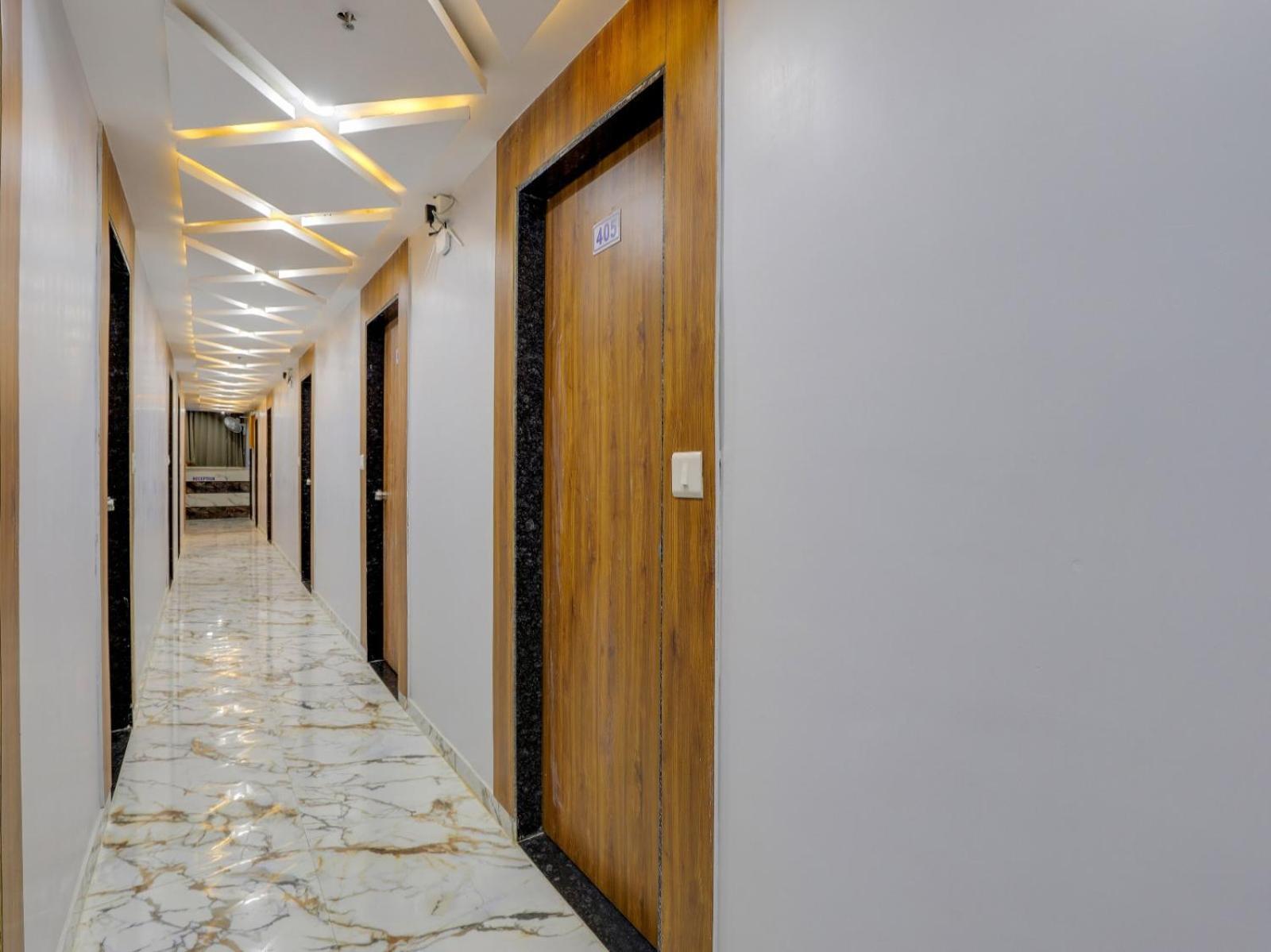 Hotel Krishna Ahmadábád Kültér fotó