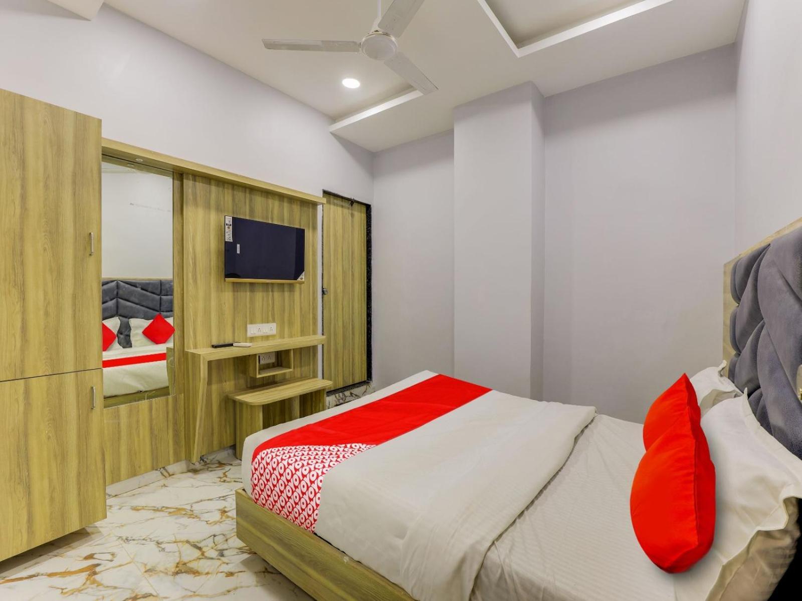 Hotel Krishna Ahmadábád Kültér fotó