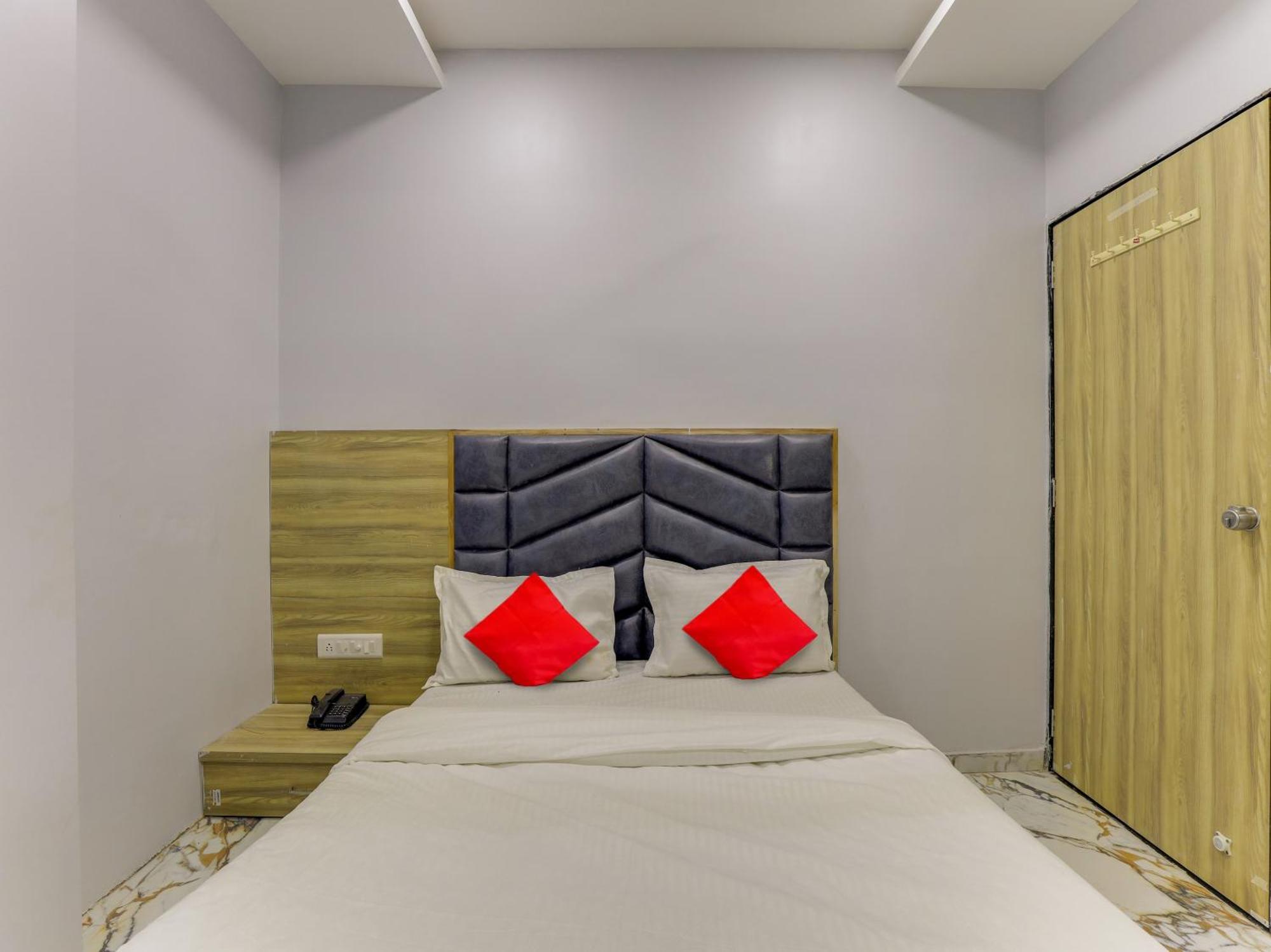 Hotel Krishna Ahmadábád Kültér fotó