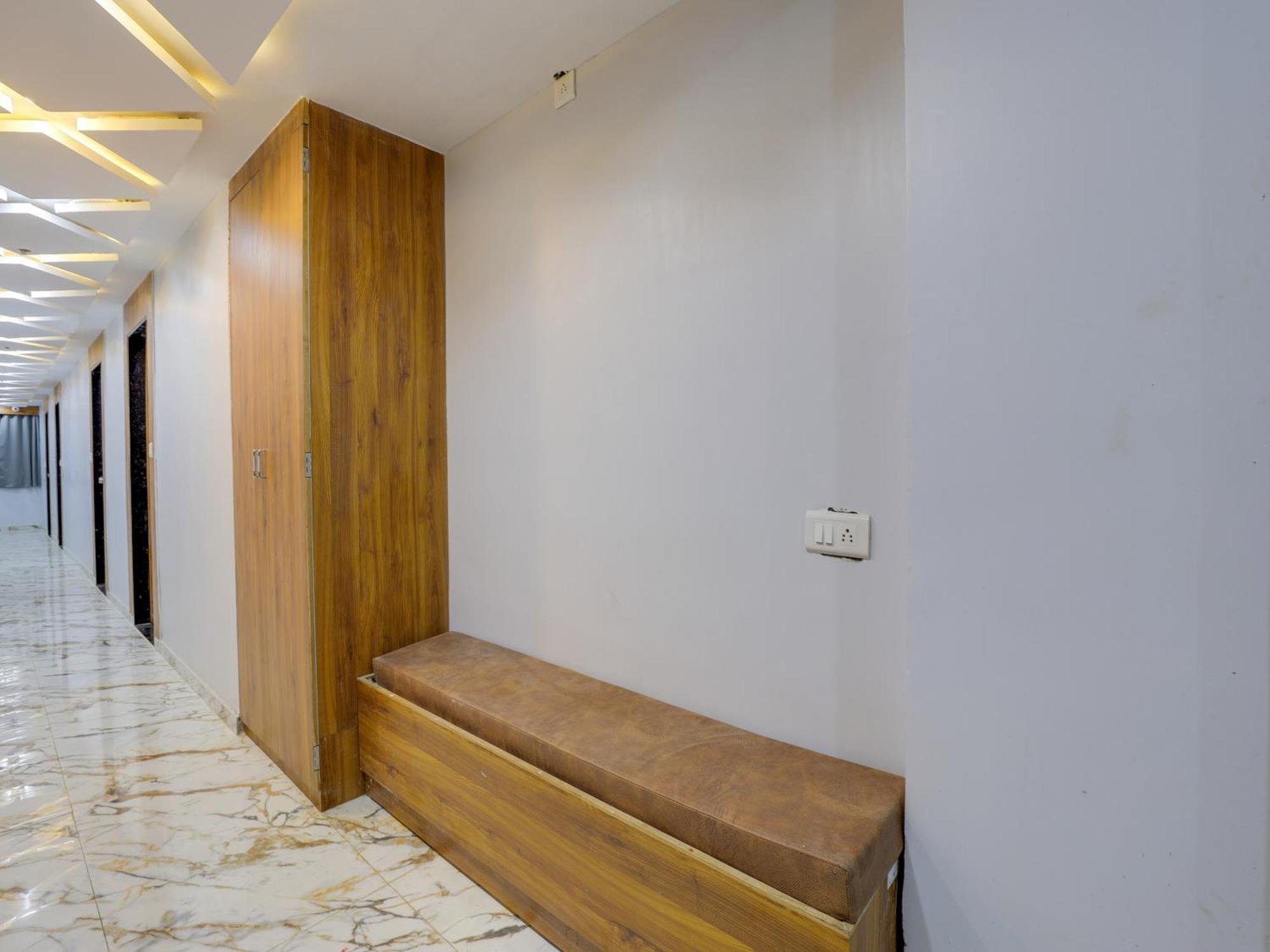 Hotel Krishna Ahmadábád Kültér fotó