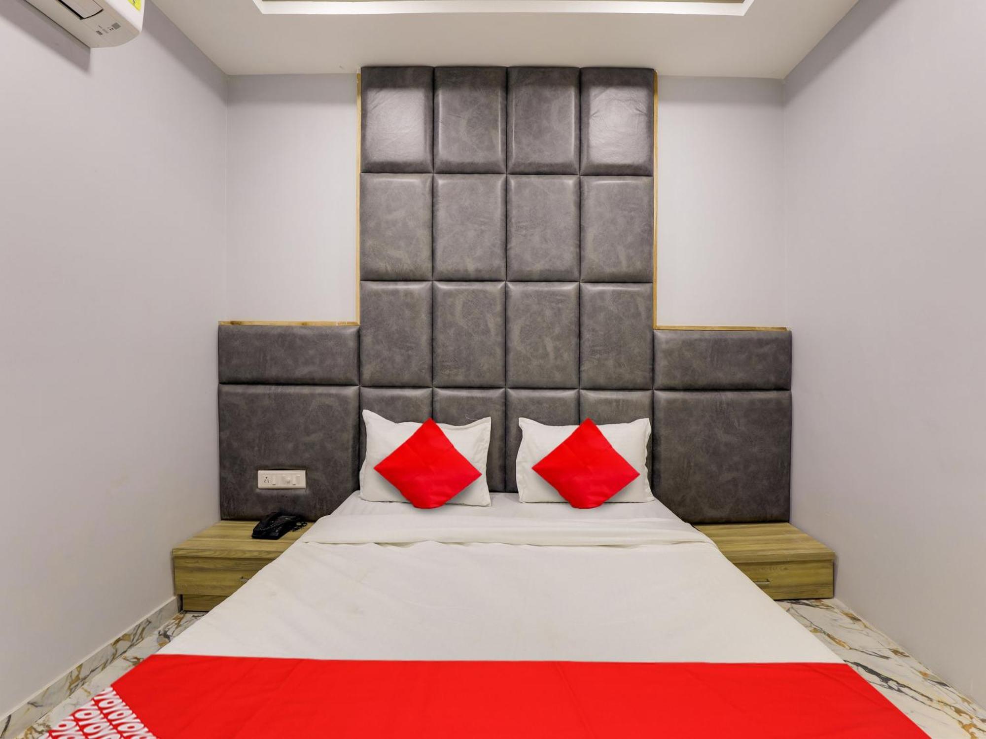 Hotel Krishna Ahmadábád Kültér fotó