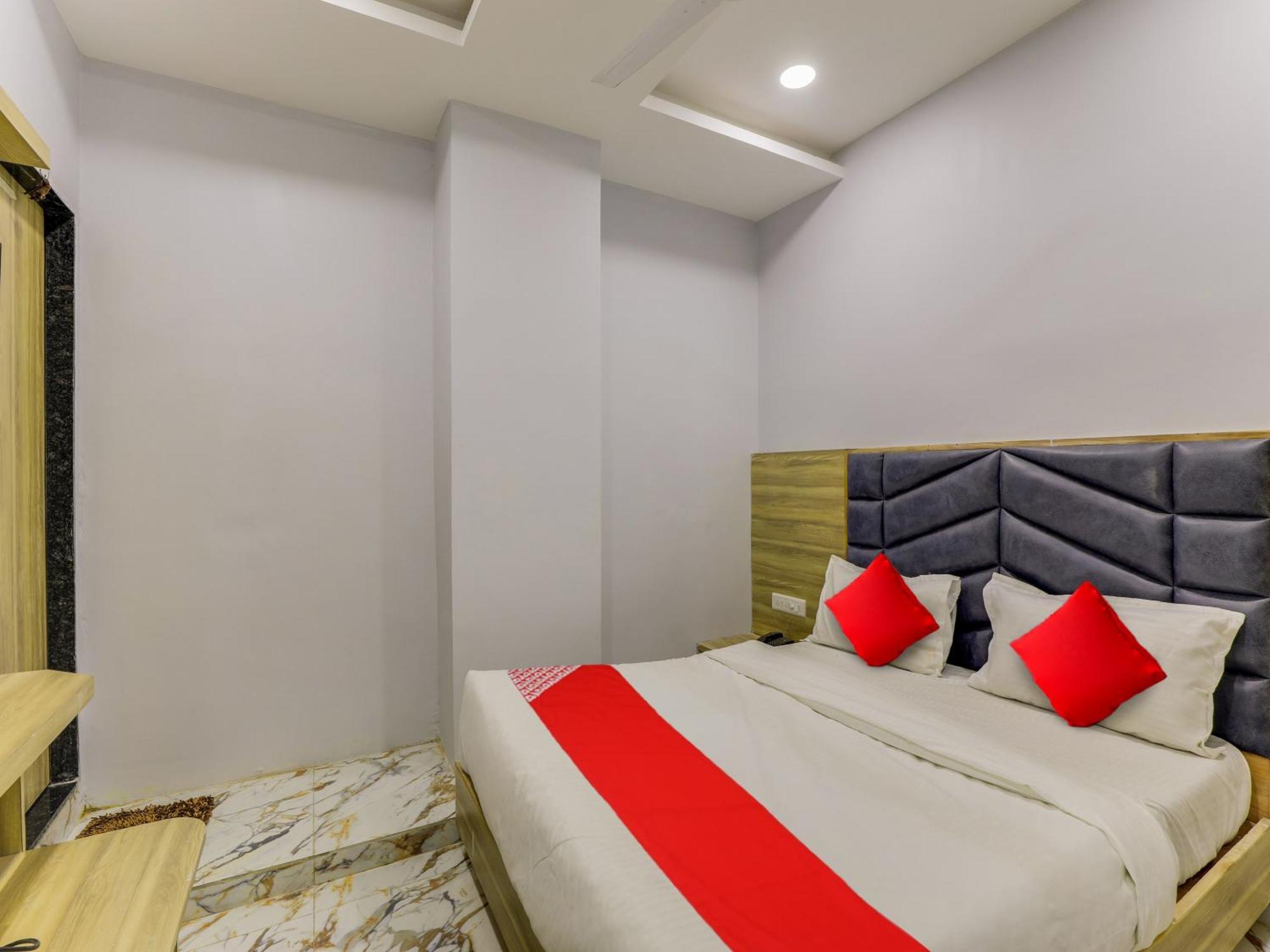 Hotel Krishna Ahmadábád Kültér fotó