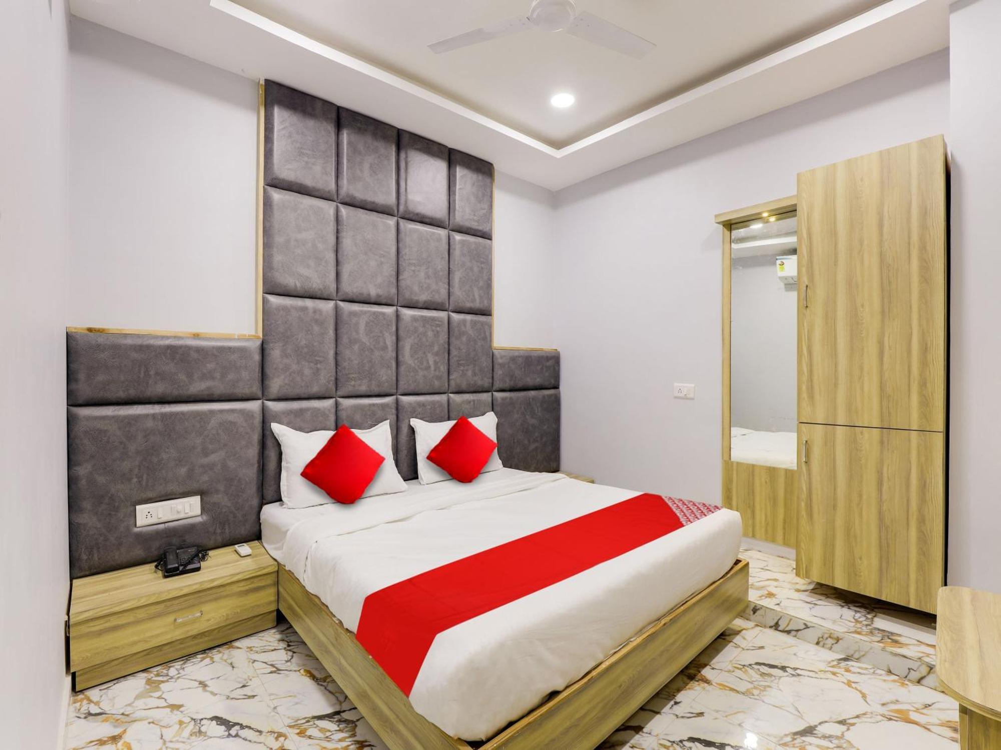 Hotel Krishna Ahmadábád Kültér fotó