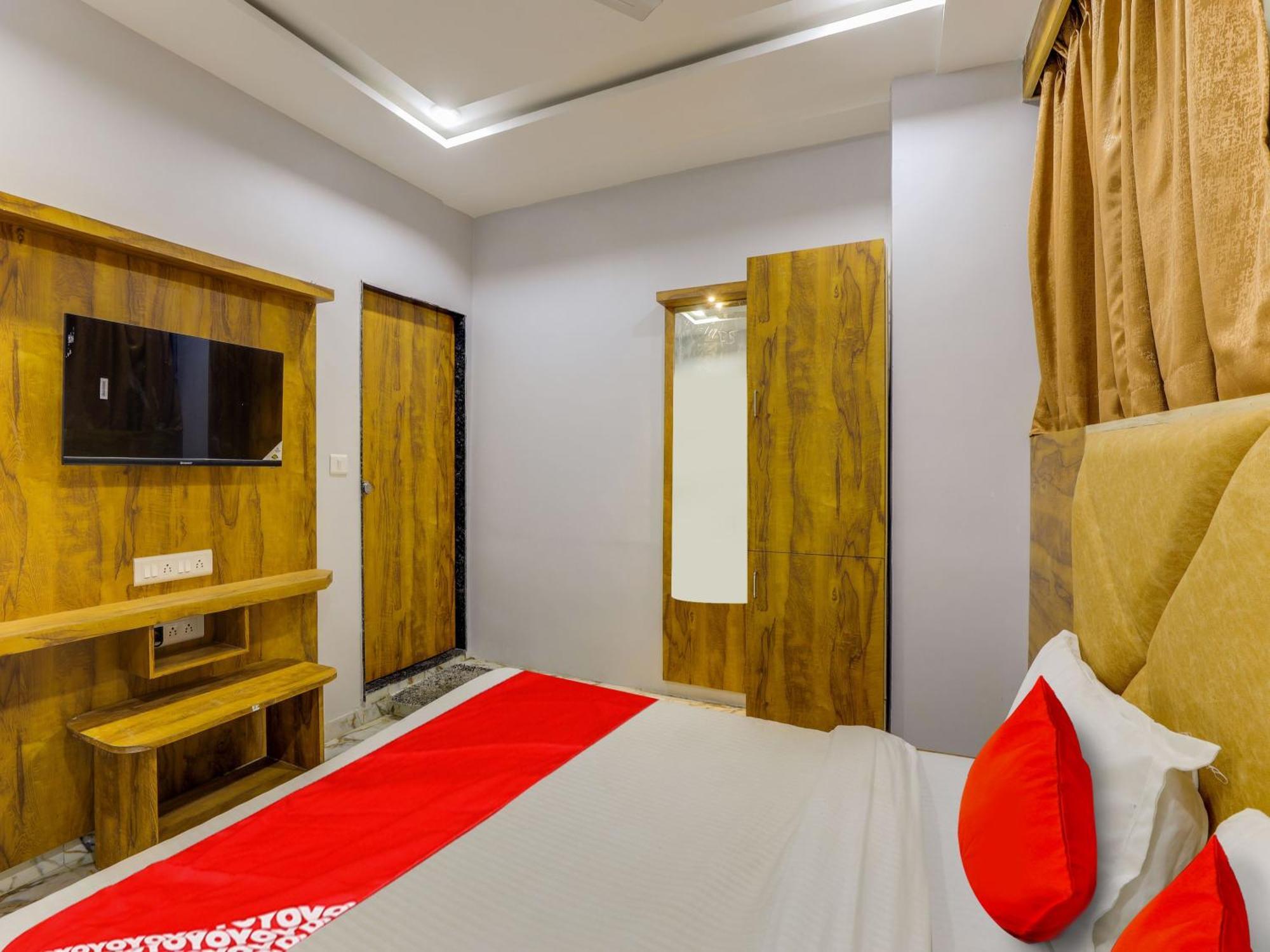 Hotel Krishna Ahmadábád Kültér fotó