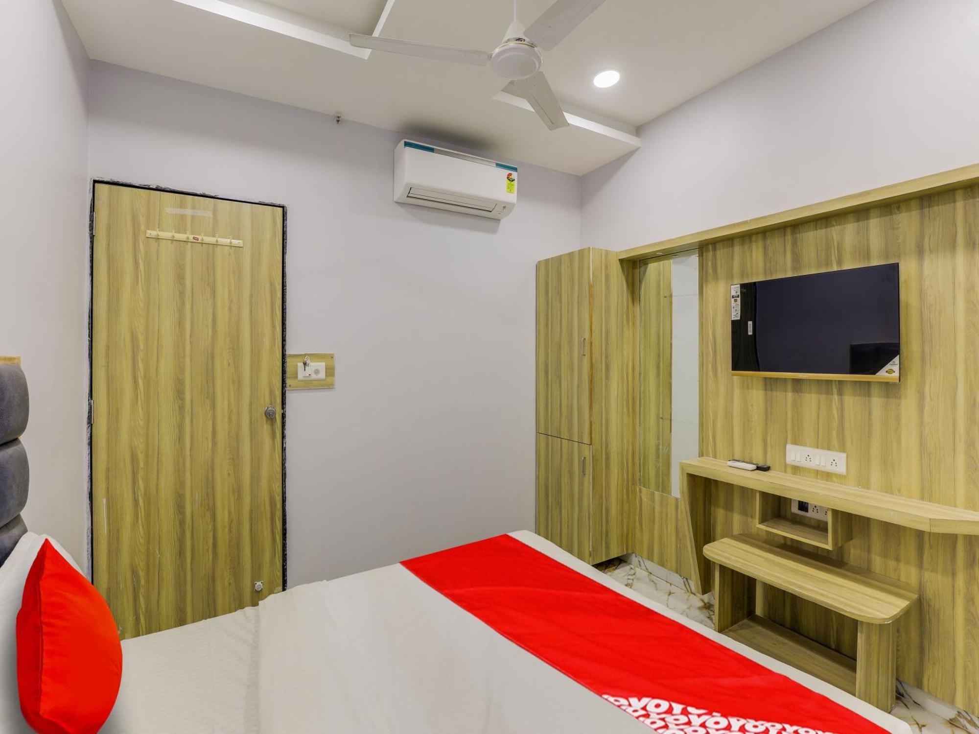 Hotel Krishna Ahmadábád Kültér fotó