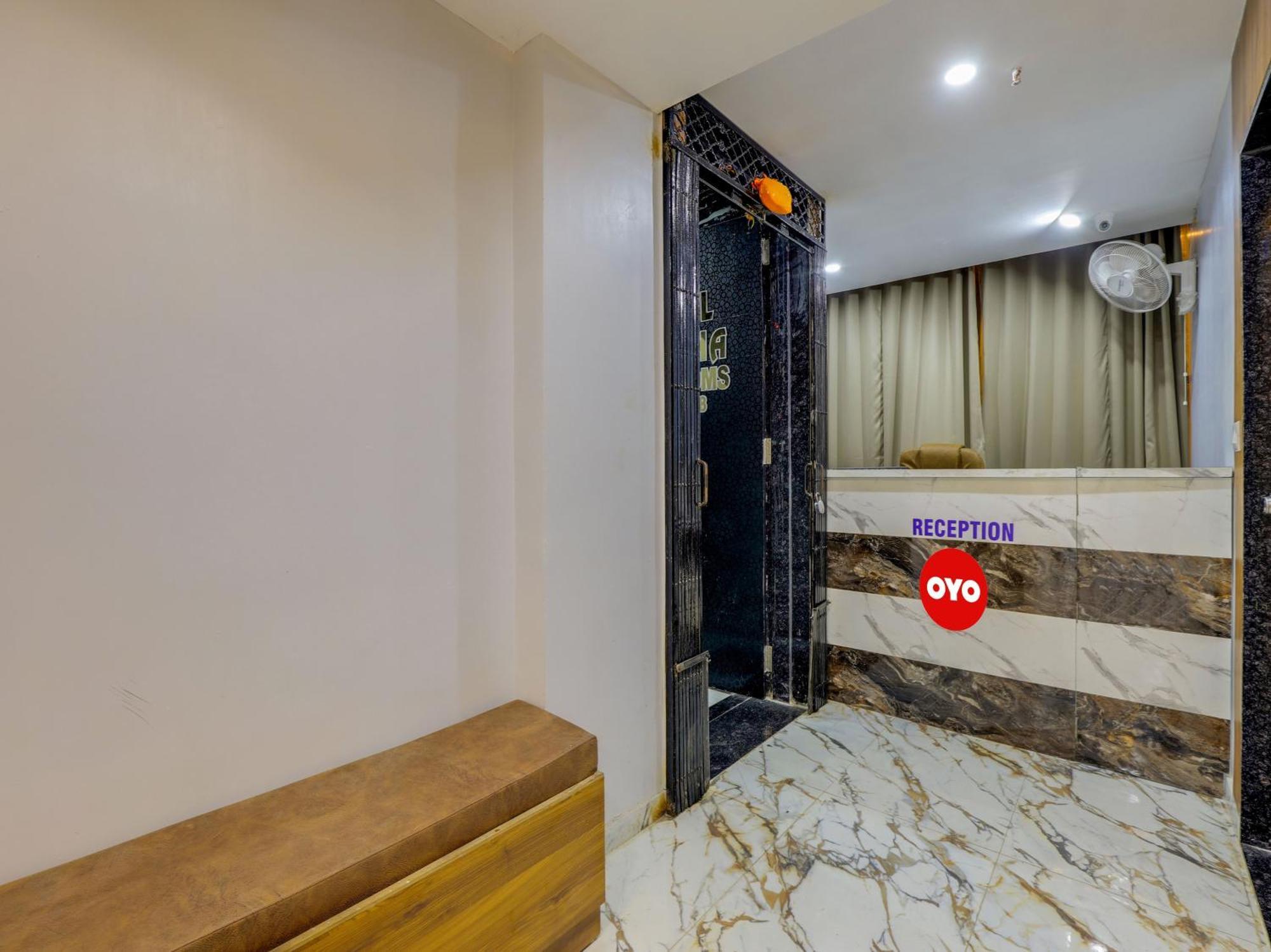 Hotel Krishna Ahmadábád Kültér fotó
