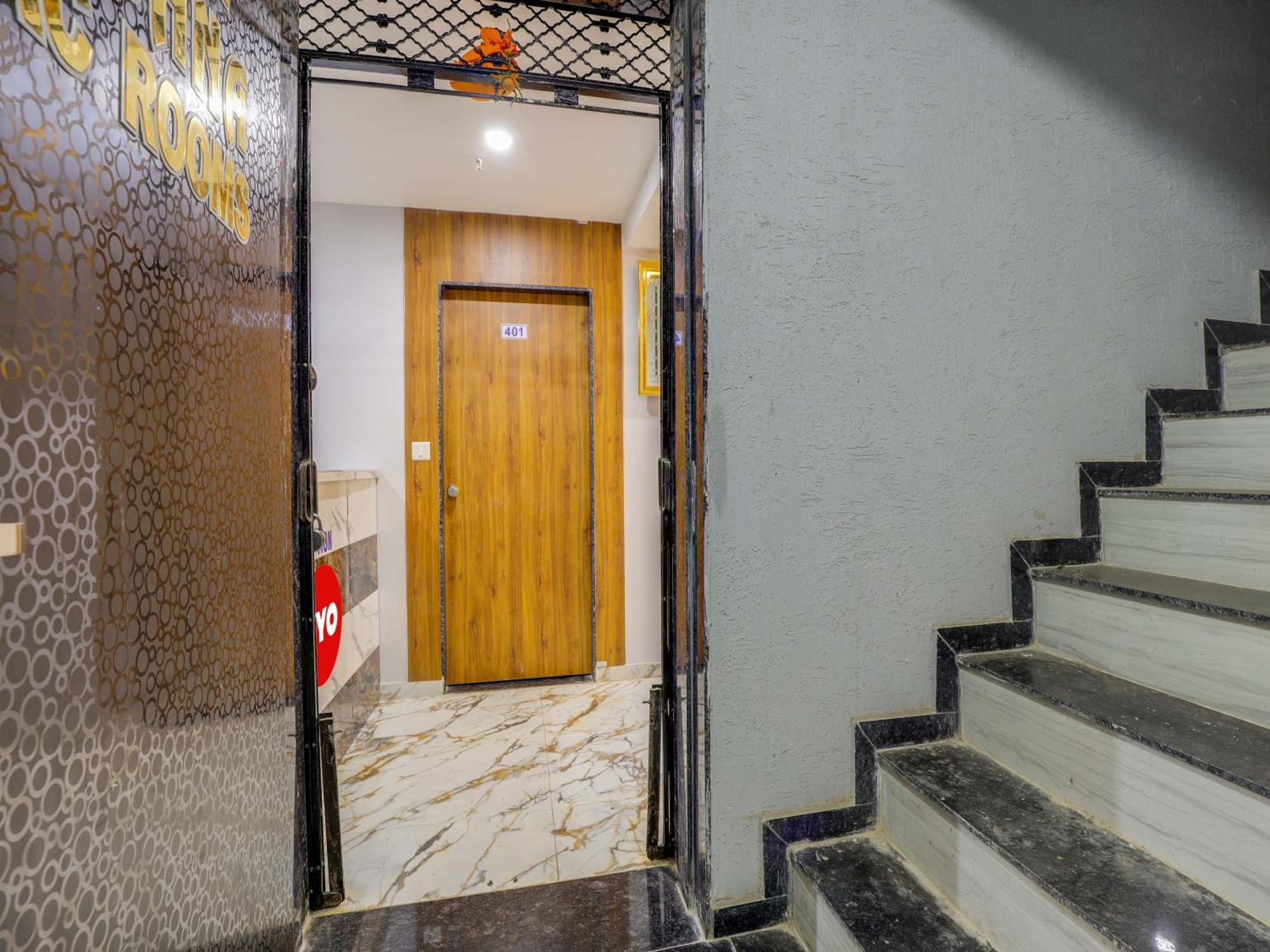 Hotel Krishna Ahmadábád Kültér fotó